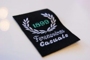 Szövött címke készítés egyedi elképzelések szerint, a megrendelő igényei alapján, grafikai tervezéssel, a legjobb minőségben, akár rövid határidővel is.